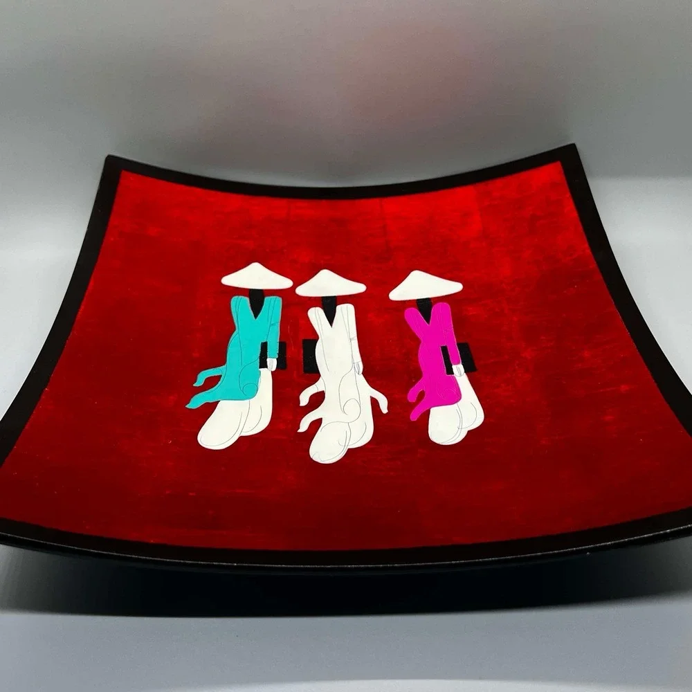 VIETNAMESE Set Of 2 RED LACQUERED CURVED DECORATIVE DISHES‎ 3 WOMEN W/books EUC